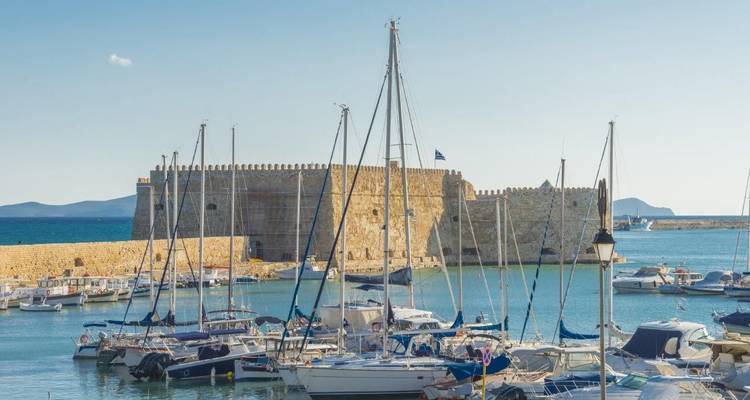 Jachthaven met zeilboten aangemeerd onder het Venetiaanse Koules Fort in de haven van Heraklion.