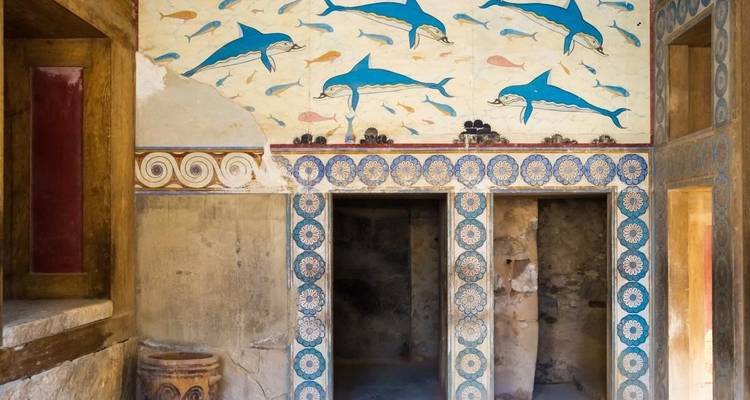 Levendige dolfijnfresco en versierde zuilen in het oude Paleis van Knossos.