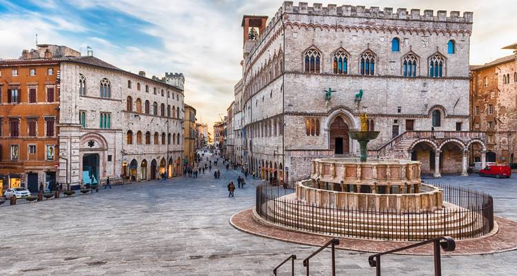Middeleeuwse fontein en Palazzo dei Priori op het hoofdplein van Perugia tijdens het gouden uur