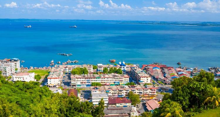 Panoramisch uitzicht over de kustplaats Sandakan met de felblauwe Soeloe-zee.