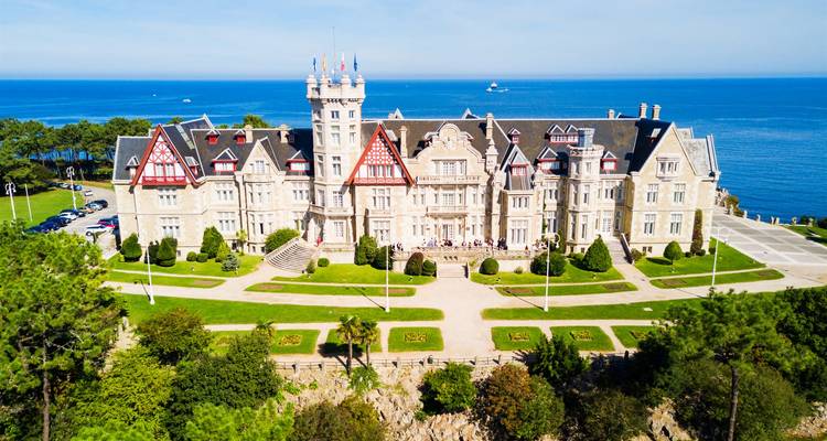Luftaufnahme des Palastkomplexes am Meer mit blauem Ozean im Hintergrund