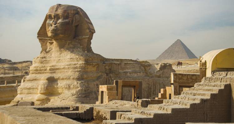 Grand Sphinx de Giza avec la pyramide de Khafre en arrière-plan sous un ciel brumeux.
