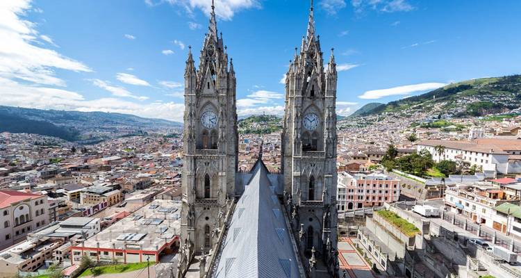 Dramatische Luftaufnahme zwischen den Zwillingstürmen der Basilica del Voto Nacional mit Blick auf Quito