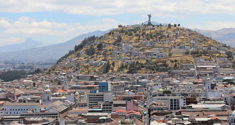 Blick über Quito in Richtung des Hügels El Panecillo mit der Marienstatue