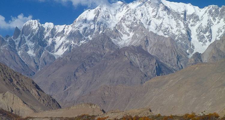 Les pics imposants et couverts de neige de la chaîne du Karakorum sous un ciel bleu cristallin.