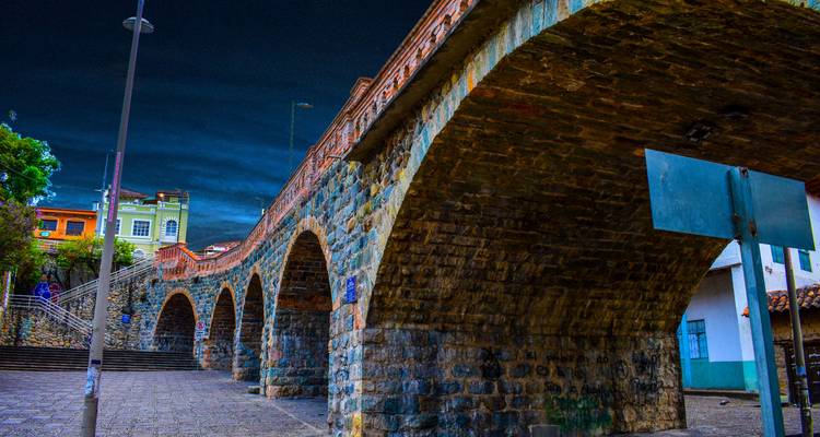 Aqueduc en pierre à plusieurs arches illuminé sous un ciel nocturne spectaculaire à Cuenca.