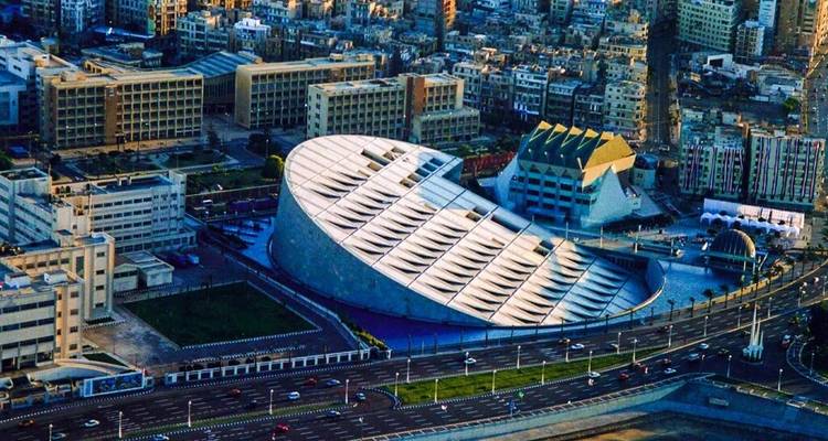 Luchtfoto van de iconische schijfvormige Bibliotheca Alexandrina aan de Middellandse Zeekust