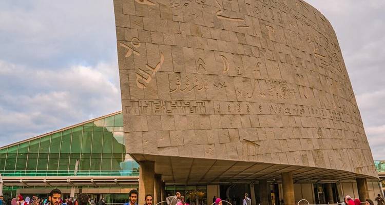 Menigte buiten de moderne stenen gevel van Bibliotheca Alexandrina