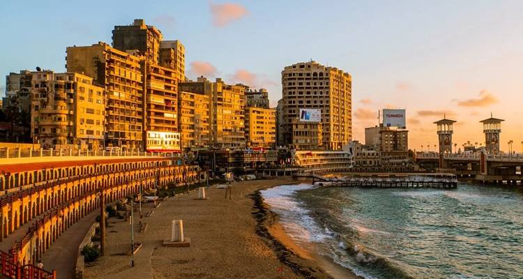 Gouden licht over de mediterrane corniche van Alexandrië en de stadshorizon
