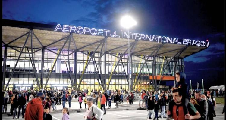 Une foule s'était rassemblée à l'extérieur du terminal moderne en verre et acier de l'aéroport international de Brasov au crépuscule.
