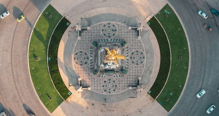 Vue aérienne prise par drone du monument de l'Ange de l'Indépendance de Mexico avec sa place circulaire et le trafic environnant.