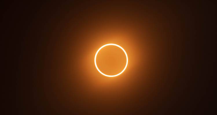 Centrale helder ring van een zonsverduistering die tegen een donkere achtergrond gloeit.