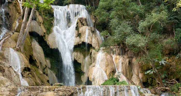La cascade multi-étages de Kuang Si se déverse à travers une luxuriante forêt tropicale dans des bassins turquoise.