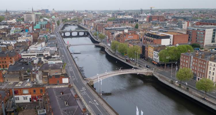 Vue aérienne de la ville de Dublin avec la rivière Liffey, les ponts historiques et l'horizon urbain par une journée brumeuse