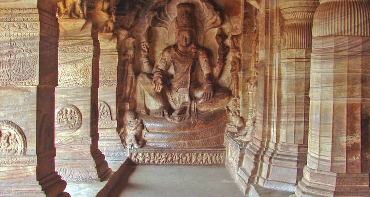 Relief en grès finement travaillé d'une divinité à l'intérieur des temples rupestres de Badami.