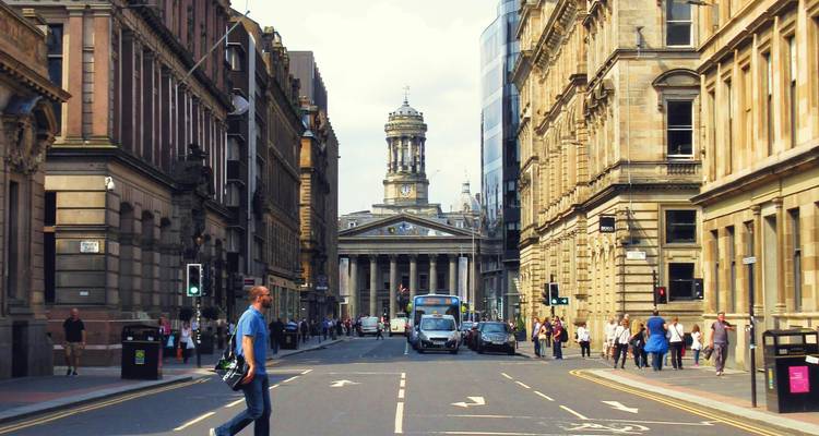 Rue animée du centre-ville de Glasgow avec la Galerie d'Art Moderne encadrée à l'extrémité.