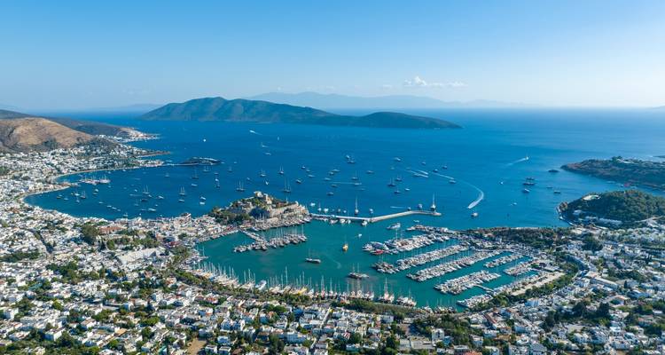 Luchtfoto van de baai van Bodrum vol met jachten, omringd door het witgekalkte stadje en het kasteel.