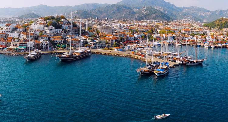 Breed luchtfoto van het schiereiland van de oude stad Marmaris vol met boten en terracotta daken.