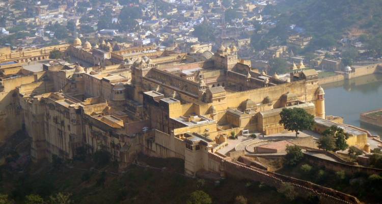 Luchtfoto van het uitgestrekte Amber Fort complex met uitzicht over de stad Jaipur.