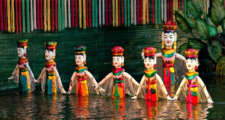 Coloridas marionetas de madera en el agua actuando en un pequeño escenario acuático en Hanoi.