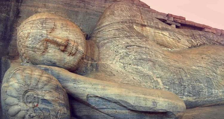 Vista cercana de la antigua estatua de Buda reclinado tallada en granito en el Gal Vihara de Polonnaruwa.