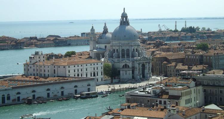 Vue aérienne du Grand Canal de Venise et de la basilique à dôme de la Basilica di Santa Maria della Salute par une journée ensoleillée.