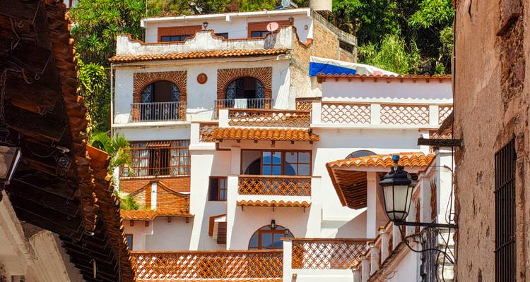 Les maisons blanchies à la chaux aux toits en tuiles terracotta dévalent les pentes ensoleillées dans les ruelles étroites et charmantes de Taxco.