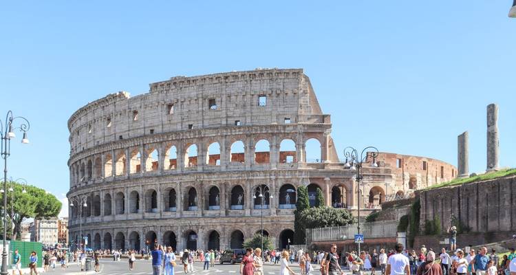 Le Colosseum emblématique se dresse majestueusement contre un ciel dégagé tandis que les foules explorent l'ancienne arène.