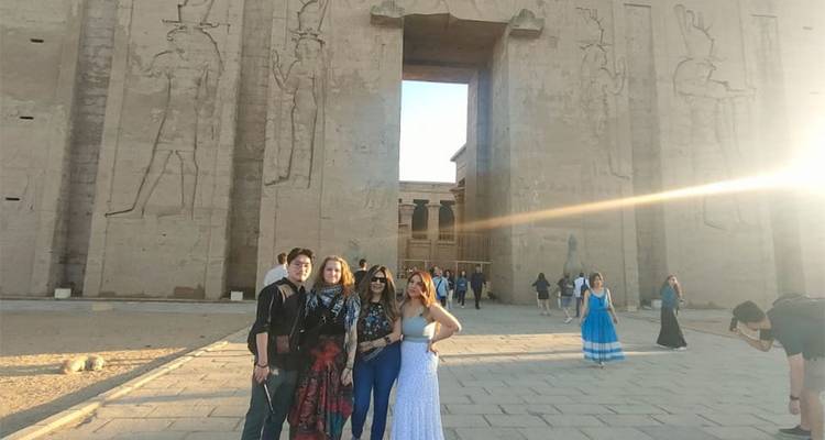 Reisegruppe posiert vor dem Tempel von Edfu während eines hellen Nachmittags mit Lens Flare.