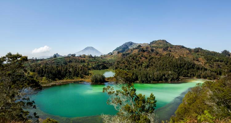 Vue aérienne du lac de cratère Telaga Warna aux eaux turquoise vibrant au milieu des montagnes du plateau de Dieng