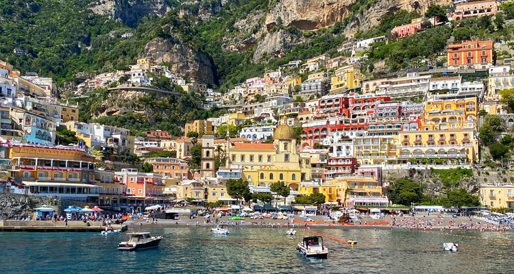 Levendig kliffendorp Positano met kleurrijke gebouwen die boven het strand uitsteken en bootjes op turquoise water