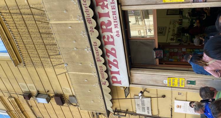 Menigte die wacht buiten de beroemde L'Antica Pizzeria da Michele winkel aan een stadsstraat