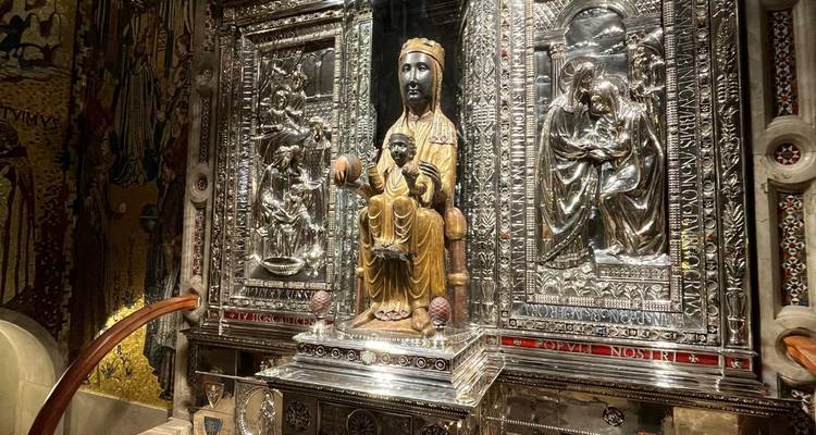 Statue de la Madone Noire en argent et or exposée à l'intérieur du Monastère de Montserrat dans un reliquaire orné