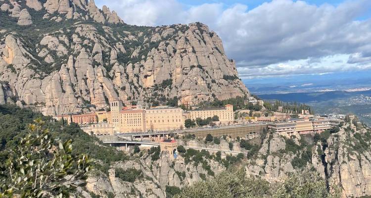 Paysage montagneux spectaculaire de Montserrat avec le monastère niché parmi les formations rocheuses déchiquetées