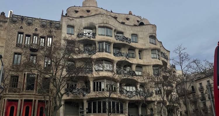 La façade de la Casa Milà de Gaudí photographiée au niveau de la rue par temps couvert