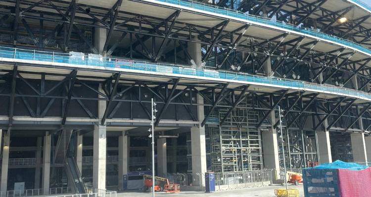 Vue extérieure d'un stade en cours de rénovation avec structure métallique apparente