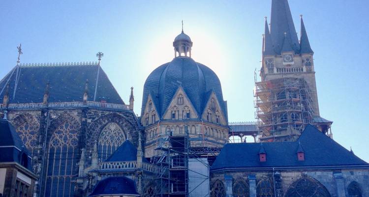 Les dômes et tours de la cathédrale d'Aix-la-Chapelle contrelumière avec échafaudage de restauration.