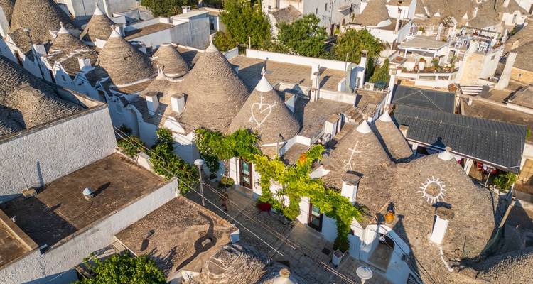 Vue aérienne capturée par drone des toits coniques regroupés des maisons trulli à Alberobello.