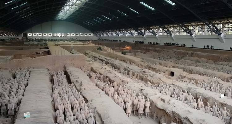 Vaste hall d'excavation abritant les rangs de l'Armée en Terre Cuite à Xi'an.