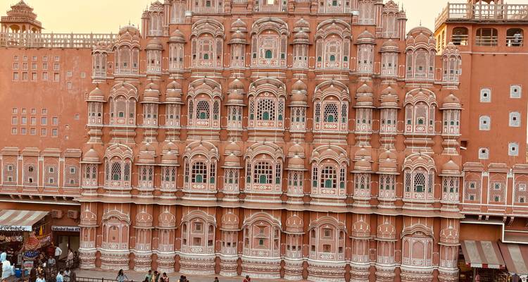 Vue de face complète des fenêtres en grès rose travaillé du Hawa Mahal à Jaipur.