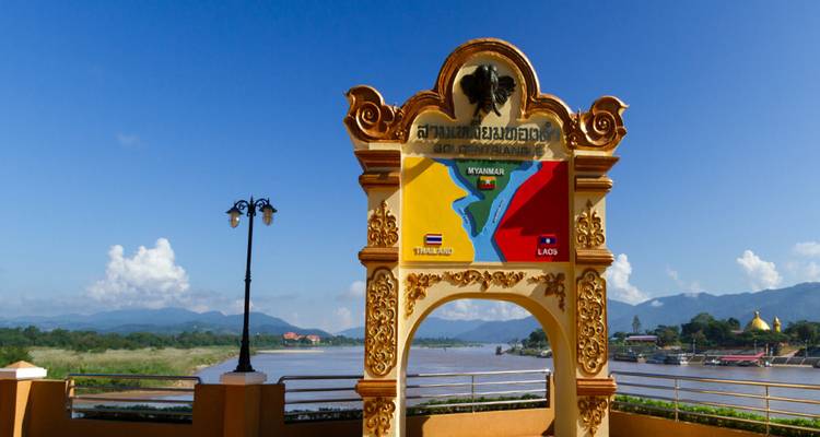 Goldenes Dreieck Denkmal zur Kennzeichnung der Grenzen von Thailand, Myanmar und Laos mit Blick auf den Mekong und entfernte Berge