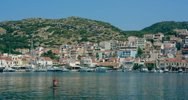 Ein weiteres doppeltes Foto des Hafenviertels des griechischen Dorfes mit blauem Himmel und Spiegelungen.