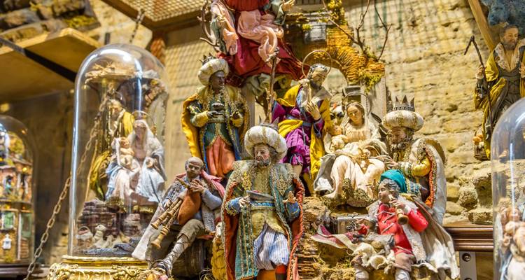 Aufwändig gekleidete Figuren einer traditionellen neapolitanischen Krippe, die in einer Werkstatt ausgestellt sind.