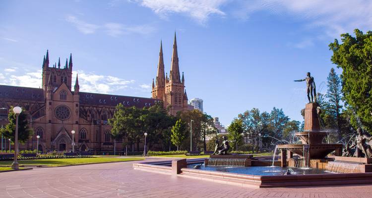 La cathédrale Sainte-Marie gothique et la fontaine Archibald se dressant sur le ciel clair d'une matinée à Sydney