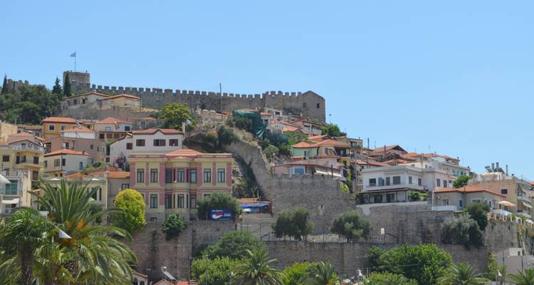 Les maisons colorées de style néoclassique s'élèvent sur la pente de la colline jusqu'aux remparts du château médiéval qui surplombent la ville portuaire de Kavala.