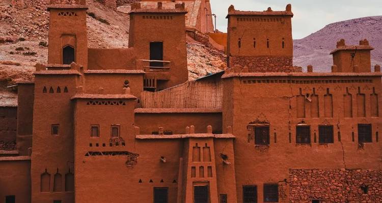 Les tours en terre du kasbah d'Ait Benhaddou se fondant dans les collines rouges environnantes.
