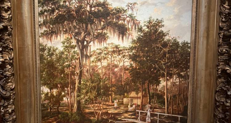 Pintura vertical de una escena de bosque con árboles cubiertos de musgo en un marco ornamentado.