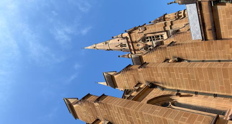 Las agujas y contrafuertes de arenisca de la Catedral de Santa María se elevan hacia un cielo azul vivido.