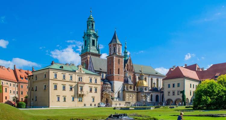 Blick auf die Wawel-Burganlage in Krakau bei blauem Himmel.