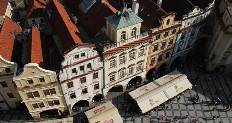 Luftaufnahme historischer Gebäude mit roten Dächern in Prag.